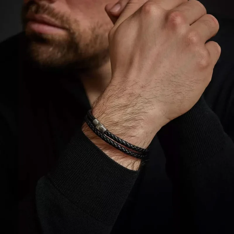 Armband aus zwei 5mm dicken, schwarzen Lederschnüren mit Edelstahlverschluss - Rebel&Rose Modell: RR-M0038-S-L