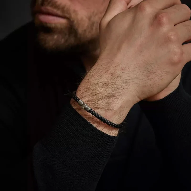 Armband aus einer 5mm dicken, schwarzen Lederschnur mit Edelstahlverschluss - Rebel&Rose Modell: RR-M0040-S-L