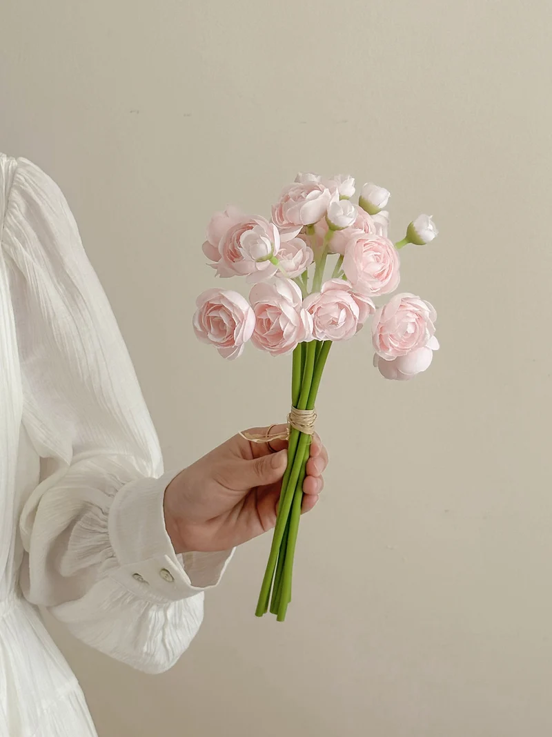 Lebensechter rosa Rosenstrauß
