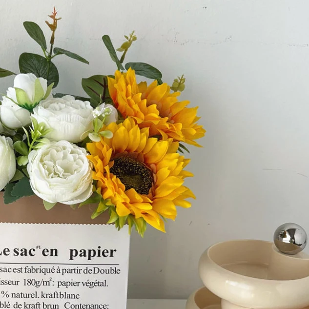 Lebensechte Blumenarrangements