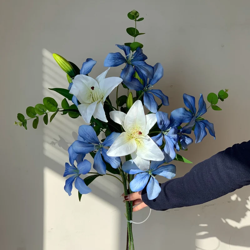 Lebensechte Blumenarrangement mit Eukalyptus