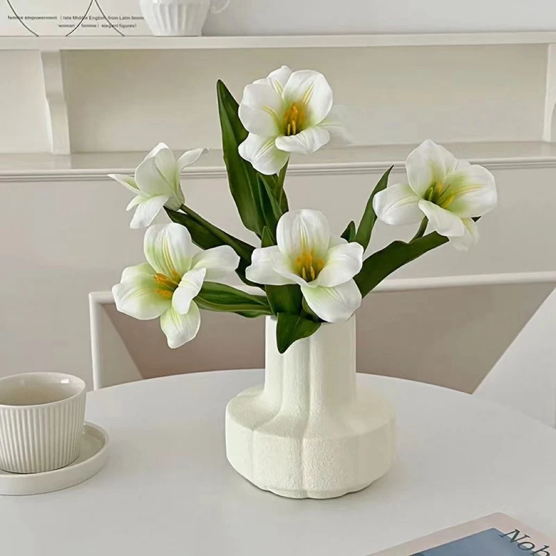 Realistischer Seidenblumenstrauß