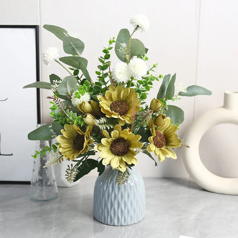Dekorative Sonnenblumenblumenarrangement