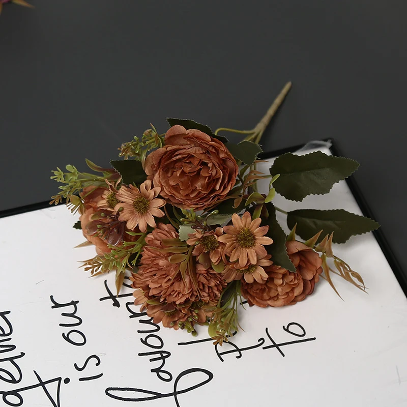 Dekorative Kunstblumenanordnung für die Heimpräsentation