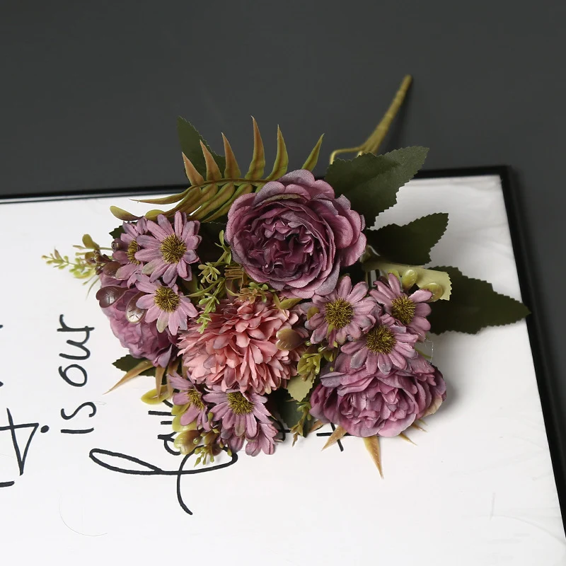 Dekorative Kunstblumenanordnung für die Heimpräsentation