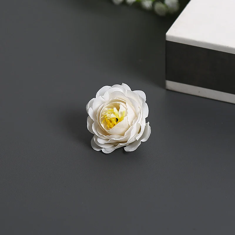 Blumenbrosche für dekorative Zwecke und Anzeige