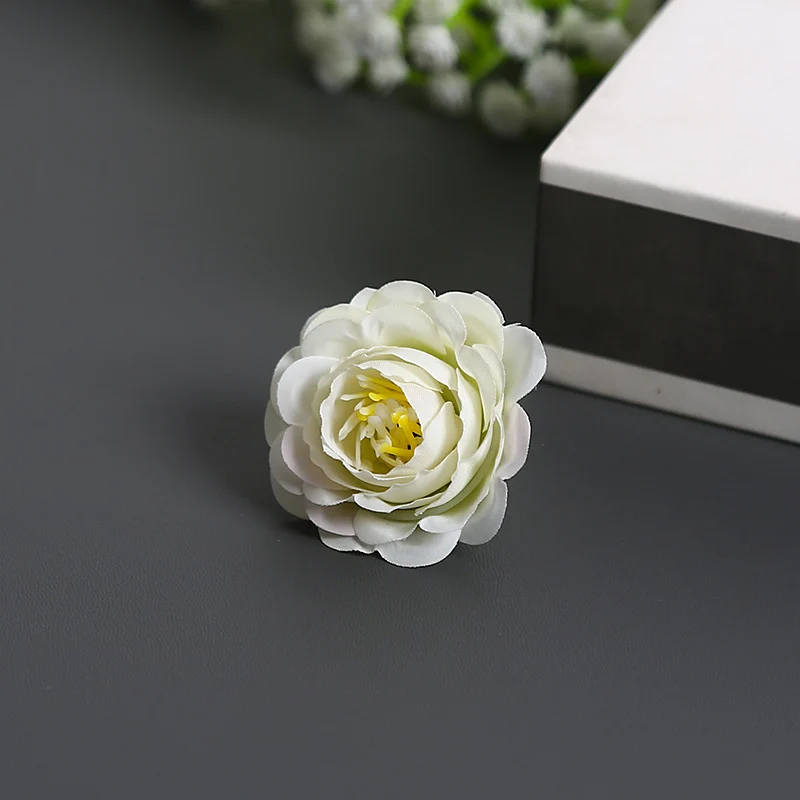 Blumenbrosche für dekorative Zwecke und Anzeige