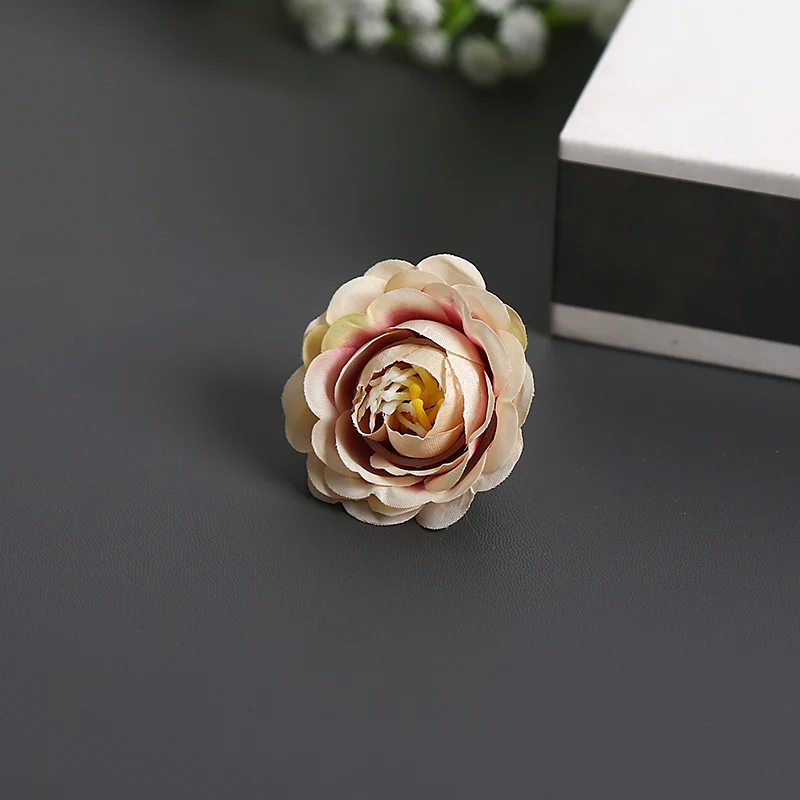 Blumenbrosche für dekorative Zwecke und Anzeige