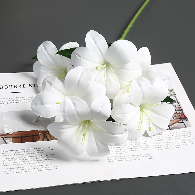 Realistische Seidenblumenstängelanordnung