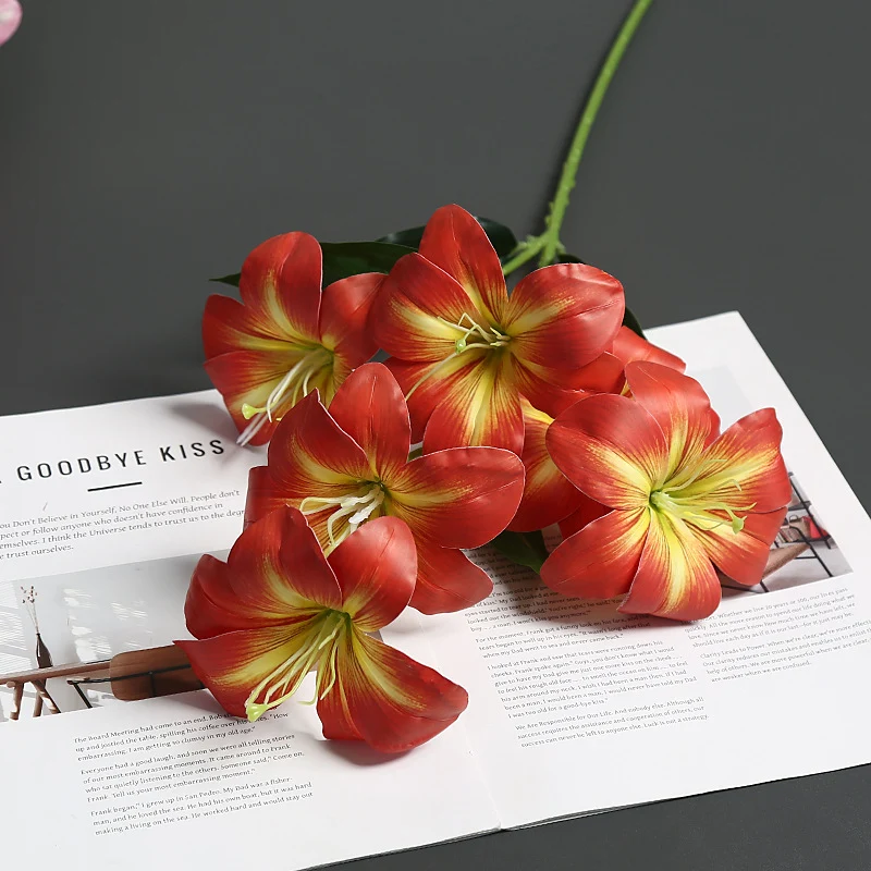 Realistische Seidenblumenstängelanordnung