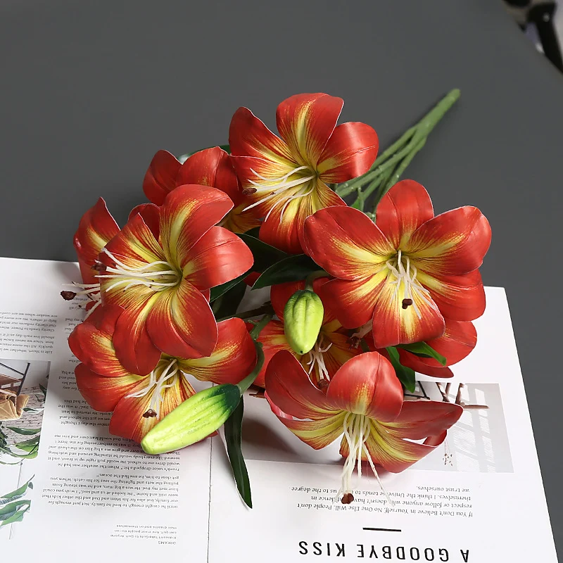Realistischer lebensnaher Lilienblumenstrauß