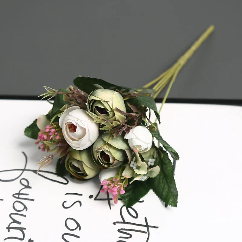 Realistischer Künstlicher Rosenstrauß