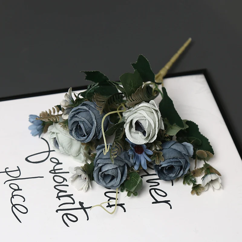 Dekorative Blumenarrangement für Tischdisplay