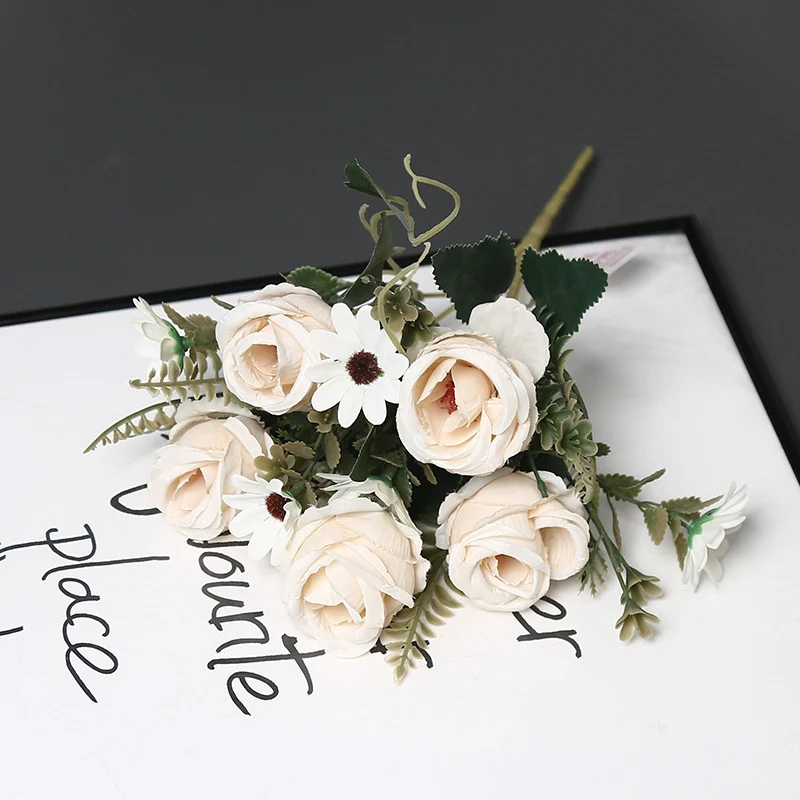 Dekorative Blumenarrangement für Tischdisplay