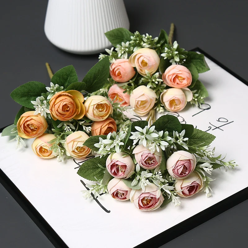 Dekorative Blumenarrangement für die Innendekoration
