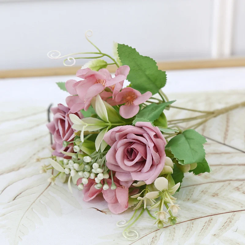 Dekorative Blumenarrangements für die Wohnkultur