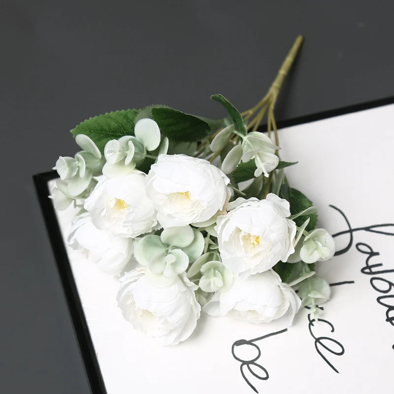 Dekorative Blumenarrangement für Tischdekoration