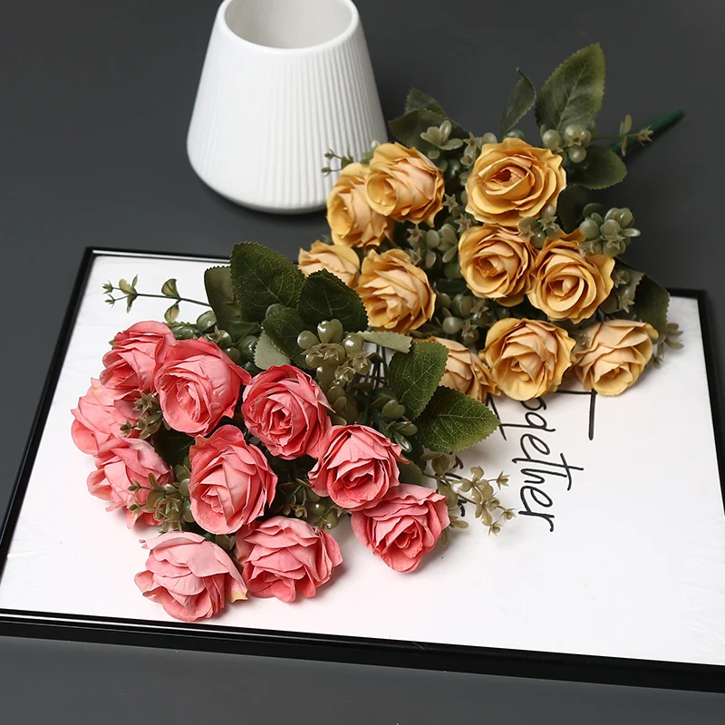 Kunstblumenstrauß für die Innendekoration