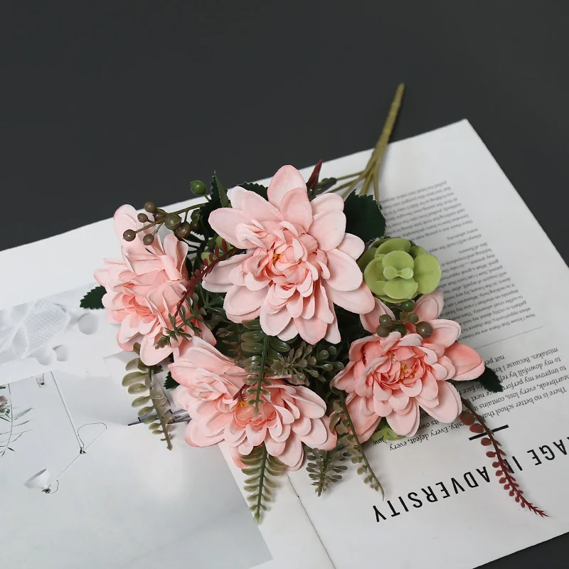 Dekorative Blumenarrangement für die Innendekoration