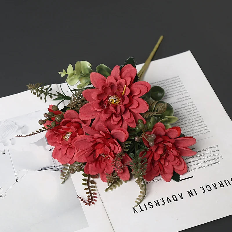 Dekorative Blumenarrangement für die Innendekoration