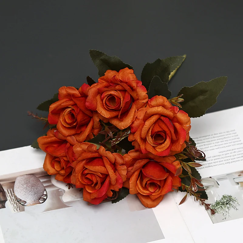 Dekorativer Kunstrosenstrauß für die Innendarstellung