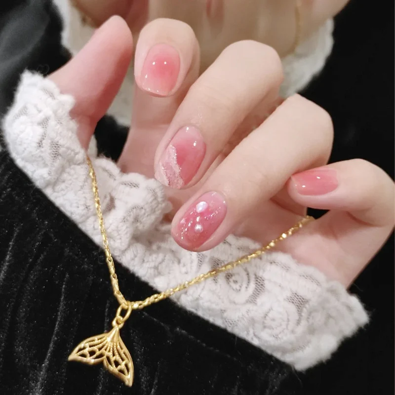Künstlerische Press-On Nageldesigns