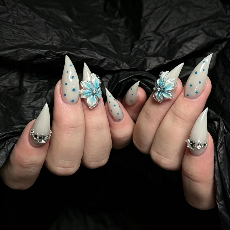 Dekorativer Press-On Nagelset mit floralen und Edelstein-Designs