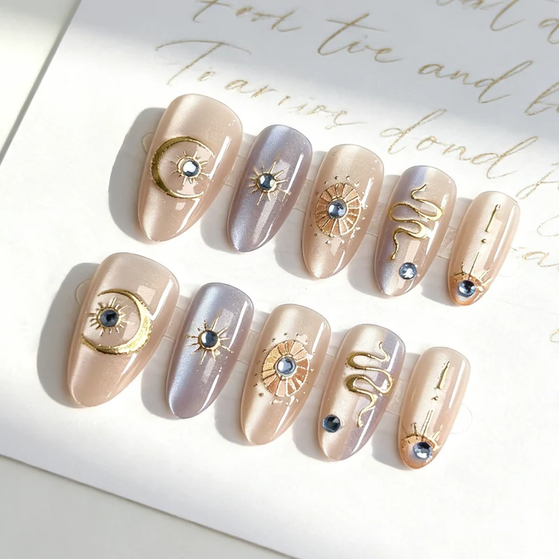 Dekorativen Press-On Nagelset mit himmlischen Designs