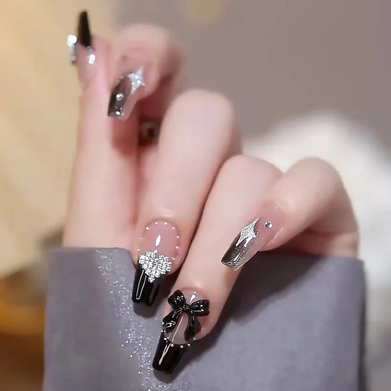 Glamouröse dekorative Press-On-Nagelkunst