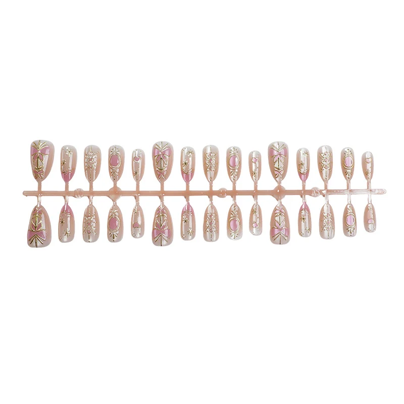 Dekoratives Press-On Nagelkunst-Set mit floralen und metallischen Akzenten