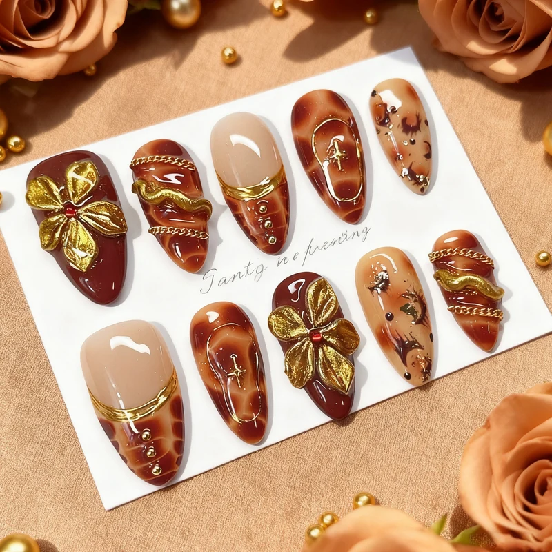 Dekoratives Press-On Nagelkunstset mit floralen und goldenen Akzenten