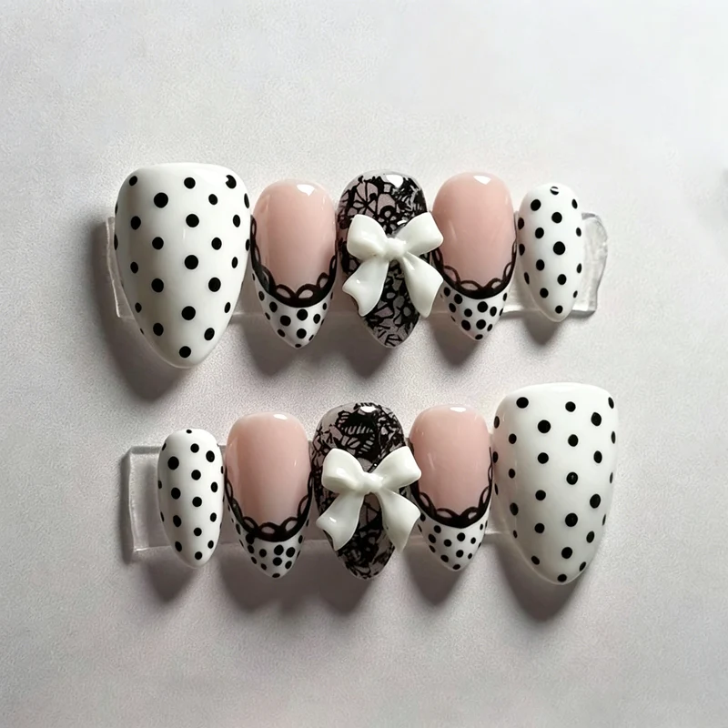 Dekoratives Punktmuster und Spitzen Press-On Nagelkunst Set