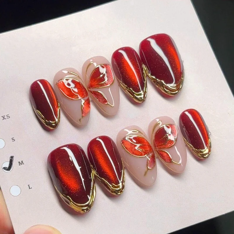 Künstlerisches Press-On-Nagelset mit floralen Akzenten