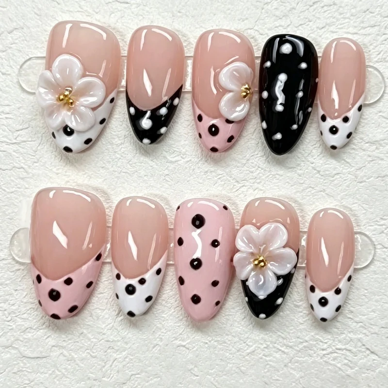 Künstlerisches Press-On-Nagelset mit Blumen- und Punkte-Designs
