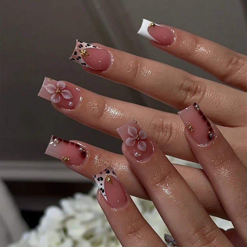 Dekorativer, floral-inspirierter Press-On-Nagelkunst-Set
