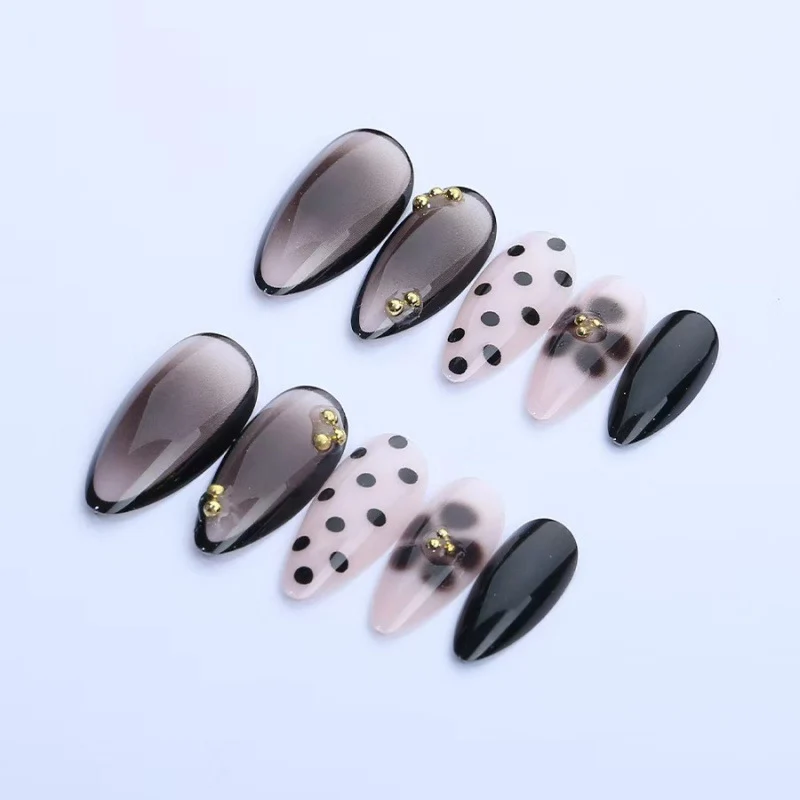 Künstlerisches Press-On-Nagelset mit geometrischen und gepunkteten Designs