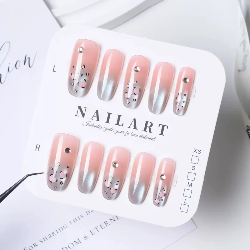 Künstlerisches Press-On-Nagelset mit floralem und silbernem Design