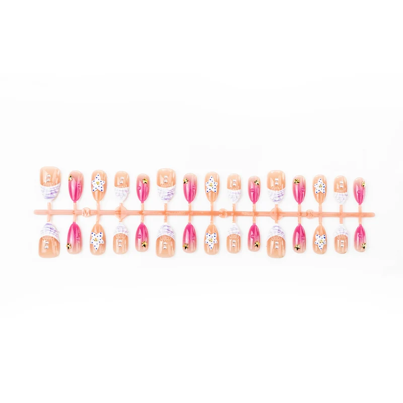 Künstlerisches Press-On Nagelset mit floralen und Perlenakzenten