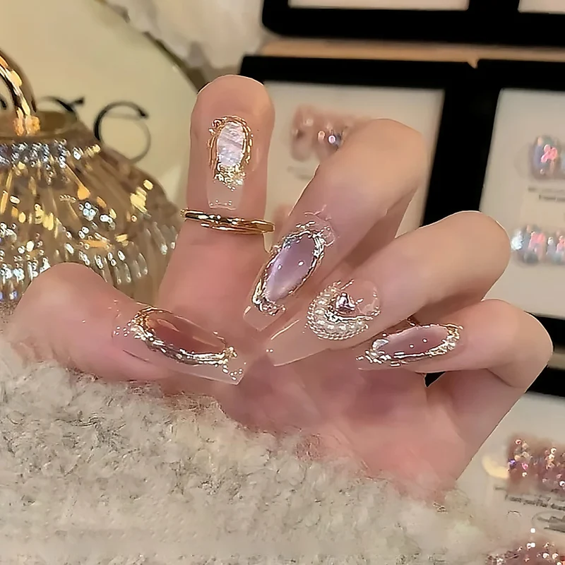 Künstlerisches Press-On-Nageldesign mit eleganten metallischen Akzenten