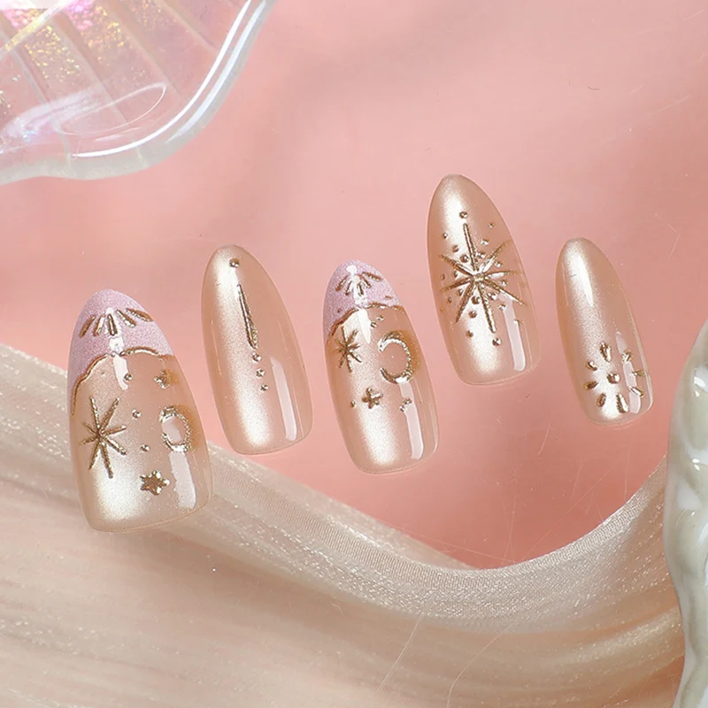 Künstlerisches Press-On-Nagelset mit eleganten goldenen Akzenten