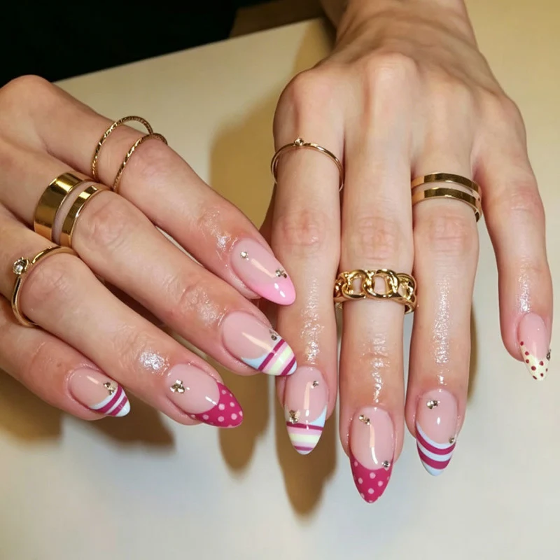 Kreatives Press-On Nagelset mit dekorativen Mustern