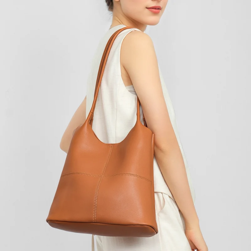 Skulptierte Dreiecks-Boden Schultertasche mit verlängerten doppelten Trägern