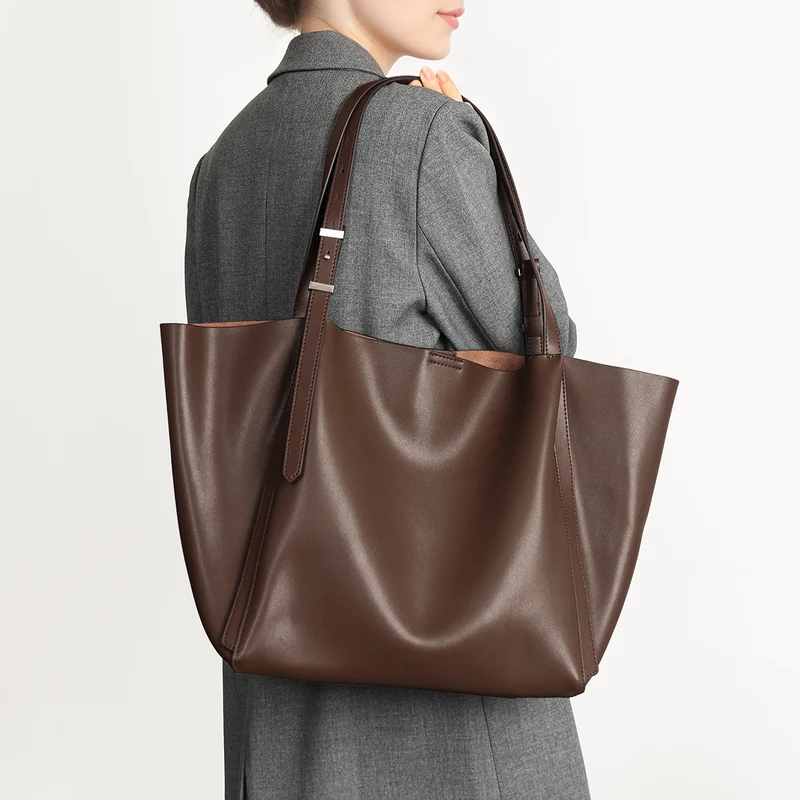 Skulptierte Slouch-Tasche mit verstellbaren, geschnallten Schulterträgern