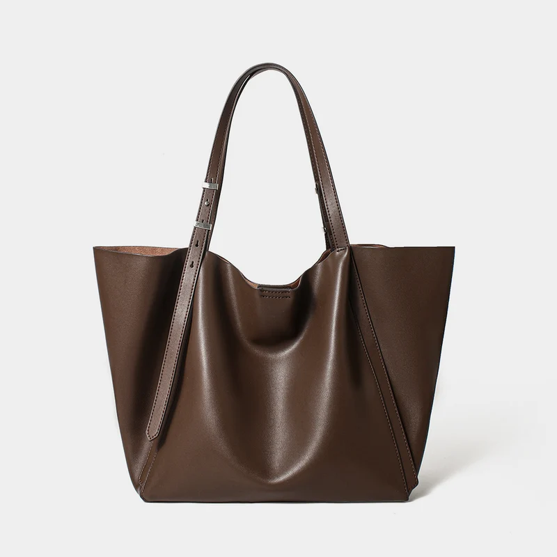 Skulptierte Slouch-Tasche mit verstellbaren, geschnallten Schulterträgern