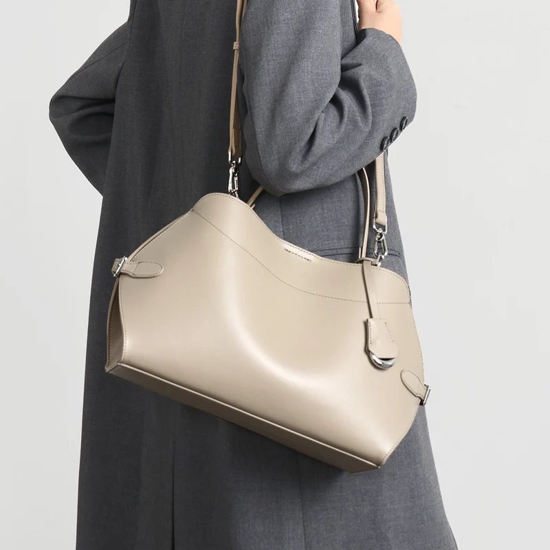 Strukturiert Glattes Leder Top-Handle Tote Bag mit Silber Hardware