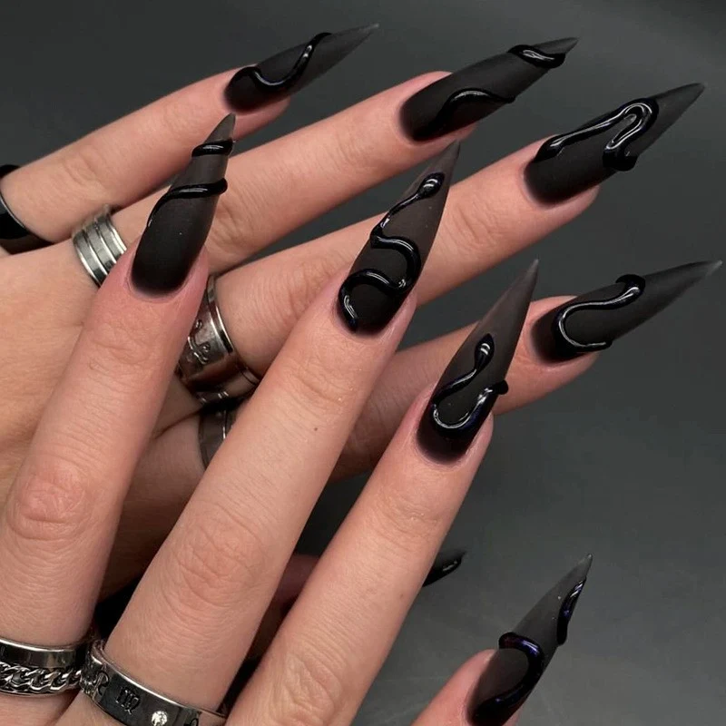 Künstlerisches Lange Press-On Nagelset mit abstraktem Design