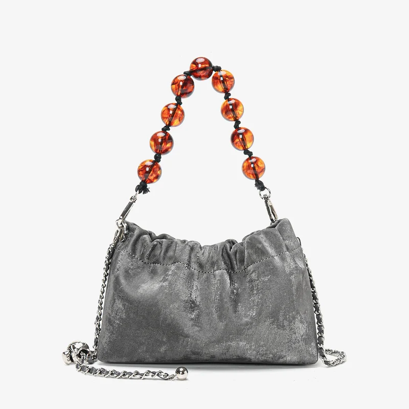 Gerüschte Samt-Schultertasche mit dekorativem Perlenhenkel