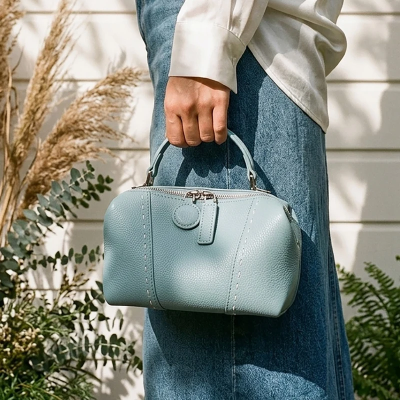 Gepunktete Kuppeltasche mit abnehmbarem Crossbody-Tragegurt