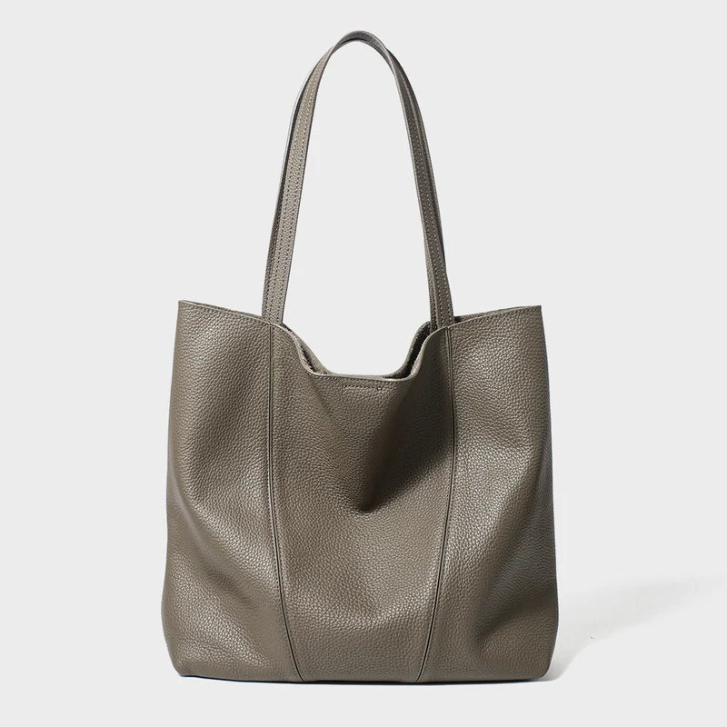 Oversized gepunktete Leder-Slouch-Tasche mit langen Schulterriemen