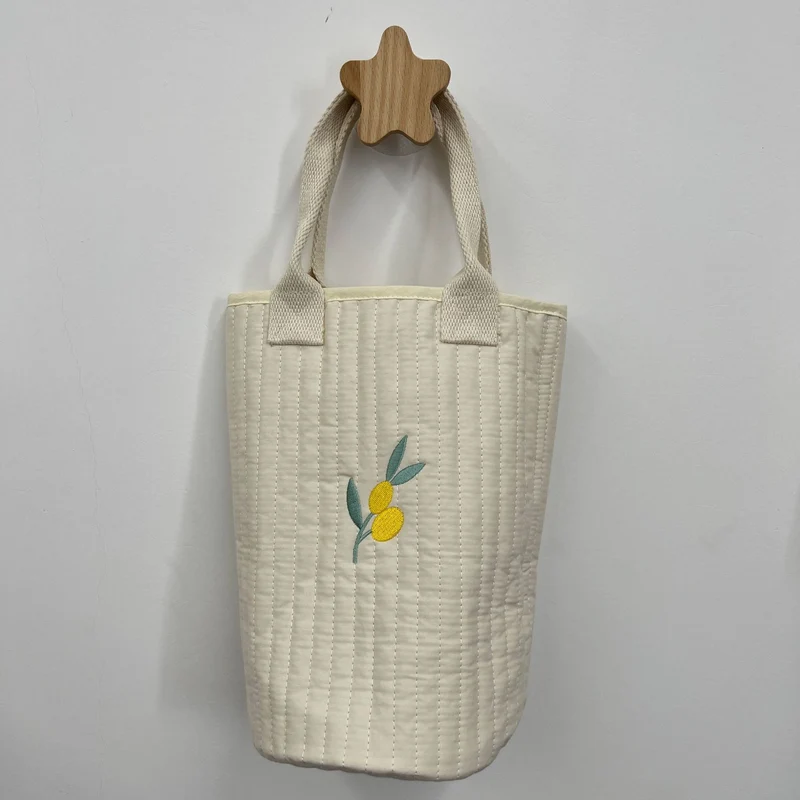Ge quiltete Baumwoll-Canvas-Tasche mit besticktem Zitronenmuster und kurzen Webbandgriffen
